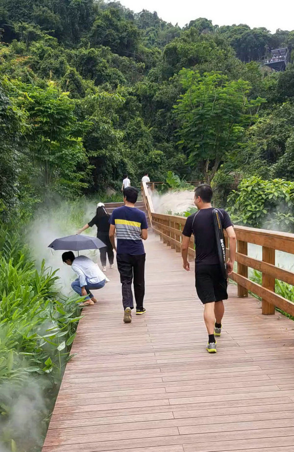 路途中，時(shí)而沾花惹草，時(shí)而風(fēng)度翩翩