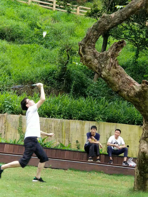 只要你肯拼，就一定不會(huì)孤獨(dú)，矚目你的人多著呢，掌聲歡呼聲時(shí)刻都在響起