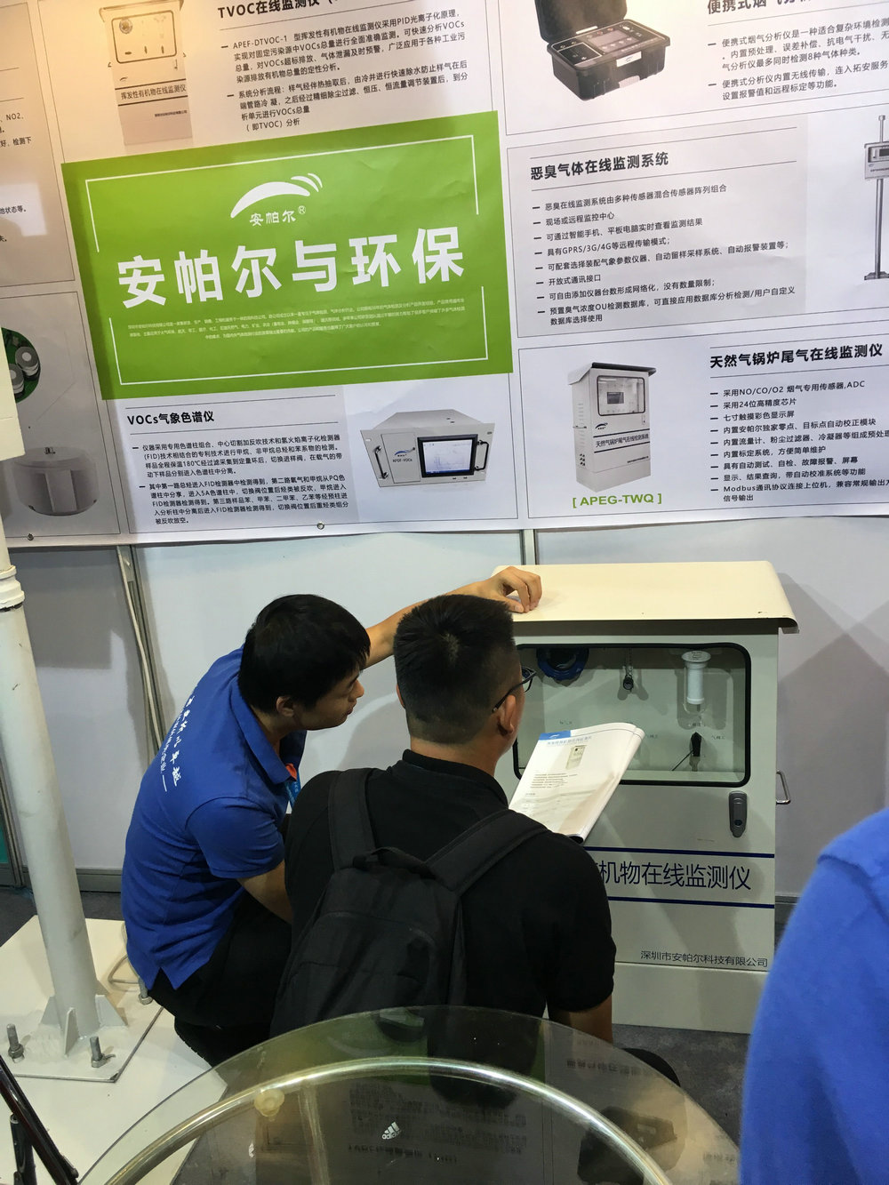 工程師為客戶做產(chǎn)品講解，客戶非常感興趣，觸摸安帕爾的產(chǎn)品